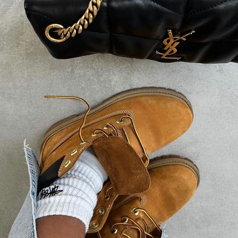 Tim’s Outfits Women, Timberland Shoes Outfit, Timberlands Aesthetic, Timberland Boots Aesthetic, Shoes Trend 2024, Outfits With Timberland Boots, Timbs Fit, Timberland Aesthetic, Timbs Boots