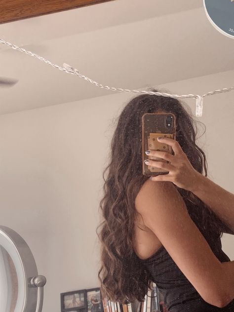 #curlyhairstyles #wavy #longhair #longhairstyles Wavy Hair Selfie, Mirror Selfie Curly Hair, Hair Mirror Selfie, Hair Mirror, Medium Length Wavy Hair, Mermaid Waves, Thick Wavy Hair, Hair Shine, Hair Images