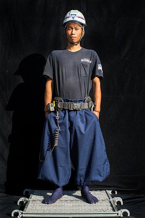 “Nikkapokka” Pants in Style on the Construction Site (Photos) ~ link for more info! Japanese Construction Worker, Nikkapokka Pants, Japanese Construction, Japanese Workwear, Workwear Vintage, Estilo Harajuku, Construction Workers, Denim Projects, Mens Workwear