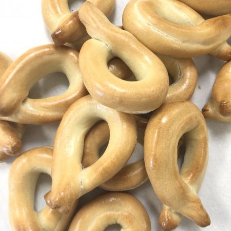 Taralli Recipe Without Wine - Gimme Yummy Recipes Taralli Recipe Italian, Italian Baking, Bread Stick, Italian Snacks, Italian Meals, Italian Cuisine Recipe, Italian Cookie Recipes, Italian Recipes Traditional, Biscotti Cookies