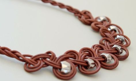 Leather Necklace Tutorial, Knots Braids, Leather Necklace Diy, Leather Cord Jewelry, Leather Cord Necklace, Cord Jewelry, Jewelry Knots, Necklace Tutorial, Leather Corded Necklace