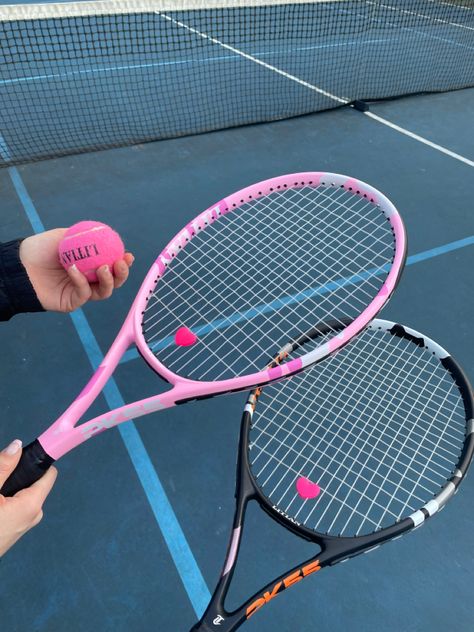 Aesthetic Tennis Racket, Cute Tennis Racket, Pink Sports Aesthetic, Aesthetic Tennis Pictures, Pink Tennis Aesthetic, Tennis Racket Aesthetic, Old Money Style Summer, Pink Tennis Balls, Pink Tennis Racket