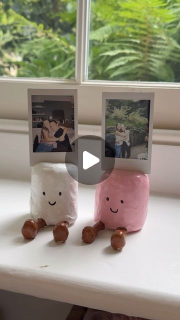 Jelly Cat Photo Holder, Air Dry Clay Jellycat, Jellycat Clay Ideas, Jelly Cat Clay Ideas, Clay Diy For Boyfriend, Air Drying Clay Crafts, Ceramic Ideas Cute, Cute Sculpture Ideas, Air Dry Clay Cute Ideas