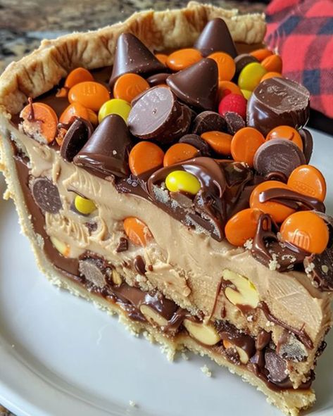 Giant Reese’s Peanut Butter Cup Pie - Easy No-Bake Recipe Reeses Peanut Butter Pie Recipe, Reese Peanut Butter Pie, Peanut Butter Cup Pie, Cup Pie, Pecan Pie Bars Easy, Cinnamon Roll Cheesecake, Reese's Peanut Butter Cup, Creamy Crab, Cream Pie Recipes