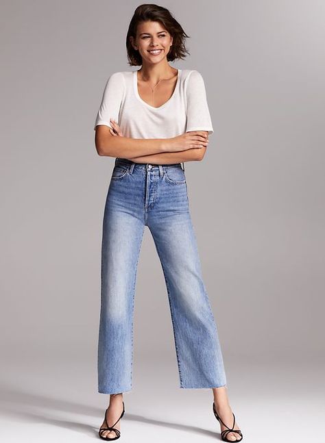 70s Icons, Pants Form, White Shirt And Blue Jeans, Mum Jeans, Romantic Classic, Jean Mom, Fall Ootd, Woman Jeans, Personal Style Inspiration