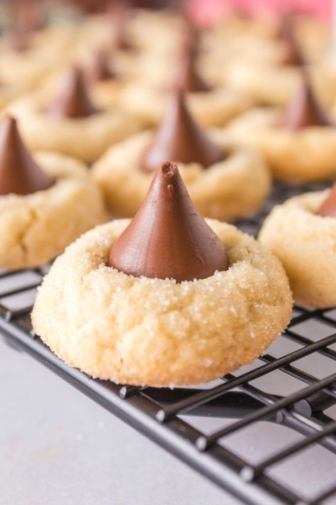 How to make Hershey Kiss Cookies Without Peanut Butter. These delicious chewy and soft cookies use a shortbread cookie as the base and a Hershey kiss is added to the top. They make a great and easy Christmas cookie exchange recipe! Cookies With Hershey Kiss On Top, Hershey Kiss Cookies Recipe, Hershey Kiss Sugar Cookies, Hershey Kisses Recipes, Kiss Cookie Recipe, Chocolate Kiss Cookies, Hershey Kiss Cookies, Brownie Vegan, Christmas Cookie Exchange Recipes