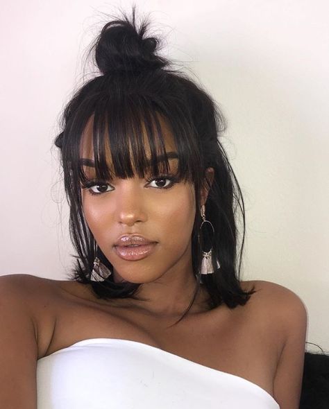 p i n t e r e s t @k.negron Black Hair Fringe, Hairstyles With Fringe, Side Fringe Hairstyles, Hair Fringe, Fringe Hair, Glam Glow, Bangs Wig, Black Bob, Modern Haircuts