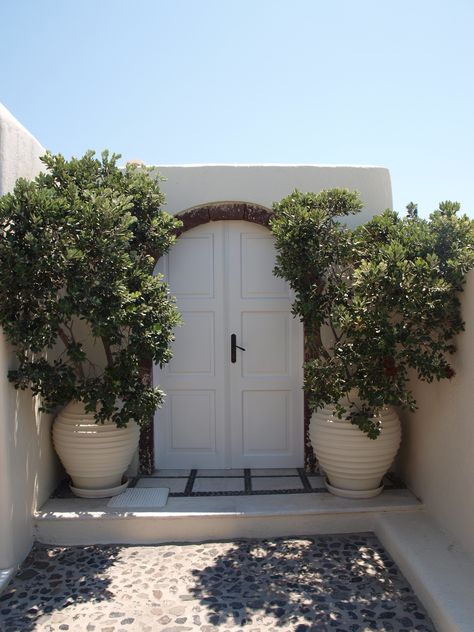 Greece Style Home Exterior, Santorini Style Garden, Greek Style House Exterior, Santorini Greece Decor, Greek Style Garden Ideas, Greece Home Exterior, Santorini Garden Ideas, Greek Style Backyard, Greek Patio Ideas