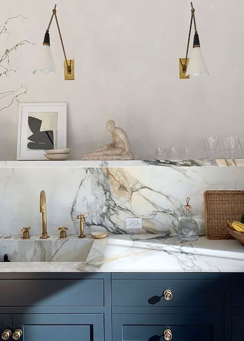 Marble Counter, Home Luxury, Kitchen Marble, Farmhouse Style Kitchen, Modern Farmhouse Kitchens, Decor Essentials, Counter Tops, Marble Countertops, Küchen Design