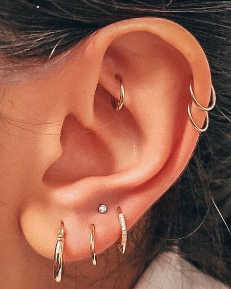 Constellation Piercing, Piercings Oor, Bijoux Piercing Septum, Piercing Ideas For Women, Minimalist Ear Piercings, Constellation Piercings, Ear Peircings, Ear Piercings Chart, Types Of Ear Piercings