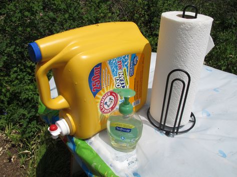 Washing Station, Camping Diy, Hand Washing Station, Camping Hacks Diy, Camping Shower, Diy Camping, Camping Checklist, Camping Games, Camping Activities