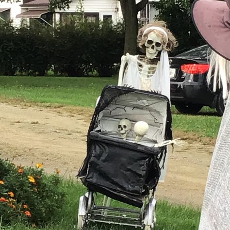 Mother skeleton pushes antique baby buggy. Skeleton Moodboard, Skeleton Scenes, Outdoor Skeleton, Crazy Bones, Skeleton Pics, Holiday House Decor, Pet Cows, Cool Skeleton, Halloween Outside