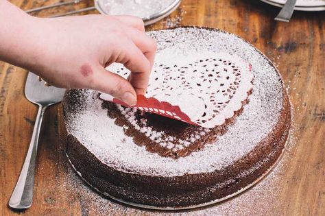 Use a doily to decorate a cake with powdered sugar. I've done this before, and it looked elegant (yet simple). Cake Without Icing, Decorate Fruit, Powder Cake, Flourless Chocolate Cake Recipe, Dreamy Desserts, Flourless Cake, Icing Tips, Fruitcake Recipes, Vintage Baking