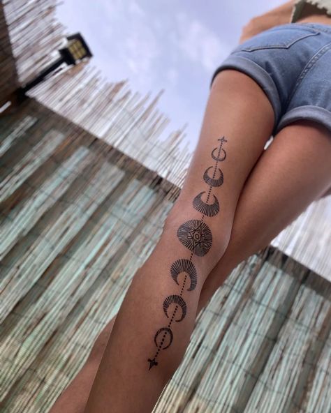 🔥🔥🔥 . #legtattoo #moonphases #tattooideasforgirls #tattooideasforwomen #tattoedgirl #moonphasestattoo #bucuresti #romania🇹🇩 | Instagram post from Inkperium Tattoo Bucuresti (@inkperium_tattoo_bucuresti) Henna Moon, Leg Band Tattoos, Tattoo On Leg, Thigh Tat, Moon Phases Tattoo, Tattoed Girls, Leg Bands, Band Tattoo, Dope Tattoos