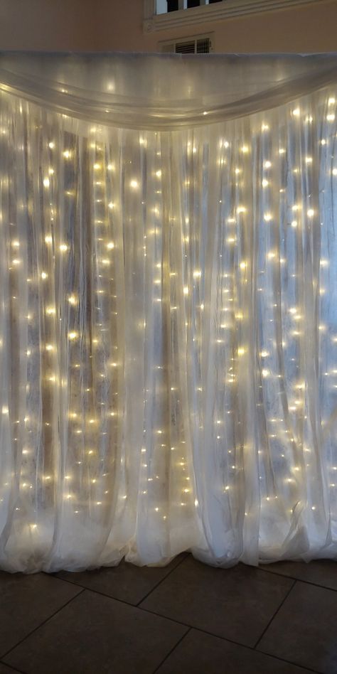 Sweet Sixteen Backdrop Ideas, Formal Party Decorations, Silver Anniversary Decorations, Debut Decorations, Fairy Light Backdrops, Photo Backdrop Birthday, Birthday Photo Background, Fairy Lights Photos, Sweet 16 Pictures