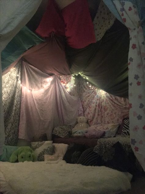 Huge Blanket Fort, Nostalgia Bedroom Aesthetic, Cosy Blanket Fort, Fort Ideas Aesthetic, Pillow Fort Room, Big Forts For Sleepovers, Pillow And Blanket Fort, Slumber Party Room, Easy Blanket Fort Ideas