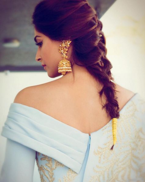 But this time, she paired it with these traditional jhumkas from Kalyan Jewellers. | Sonam Kapoor Paired Couture With Traditional Indian Earrings And It Was... Asymmetrical Hairstyles, Shoulder Hair, Salwar Kamiz, Cool Braid Hairstyles, Funky Hairstyles, Madhuri Dixit, Fringe Hairstyles, Sonam Kapoor, فستان سهرة