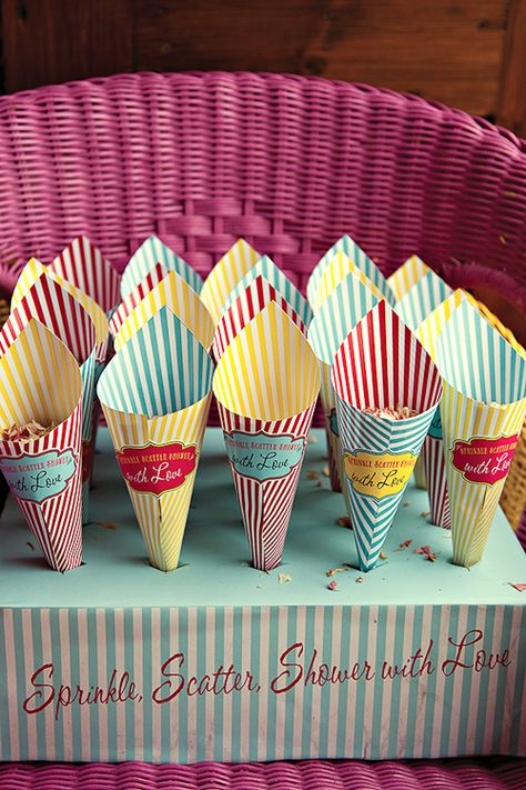 Buffet popcorn cones with fold top (find fold top so stuff stays inside)  Put blank stickers on with carnival style shape so people can write their names on it Popcorn Cones, Circus Wedding, Confetti Cones, Carnival Wedding, British Seaside, Popcorn Bar, Paper Cones, Hollywood Party, Fun Fair