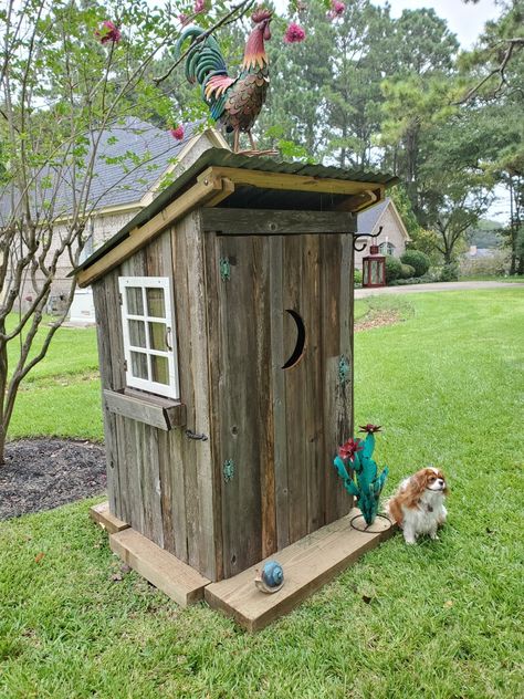 Cute Well House Ideas, Well House Cover Ideas Front Yards, Rustic Well Pump House, Pallet Well Pump Cover, Well Covering Ideas Outdoor, Outhouse Design Ideas, Well Houses Ideas, Covering A Well Pump In Yard, How To Cover A Well In Your Yard