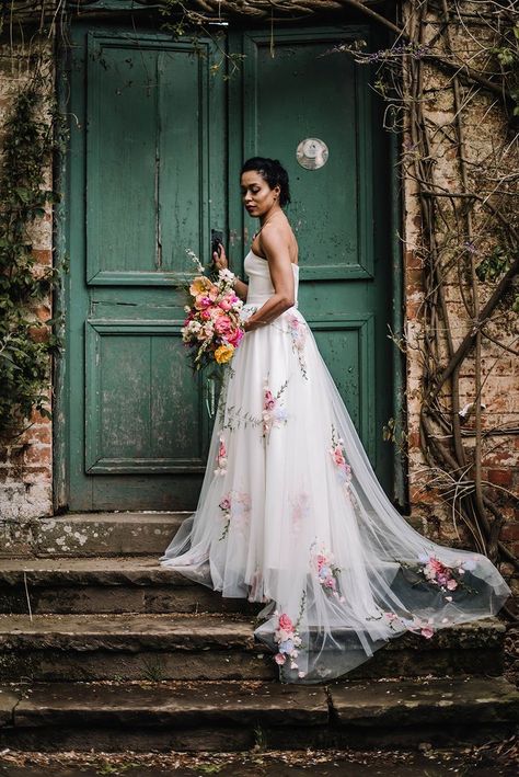 Castle Wedding Dress, Floral Wedding Ideas, Floral Wedding Dresses, Wedding Headpiece Vintage, Floral Wedding Veils, Wedding Veils Short, Wedding Dresses Whimsical, Embroidered Wedding Dress, Boda Mexicana