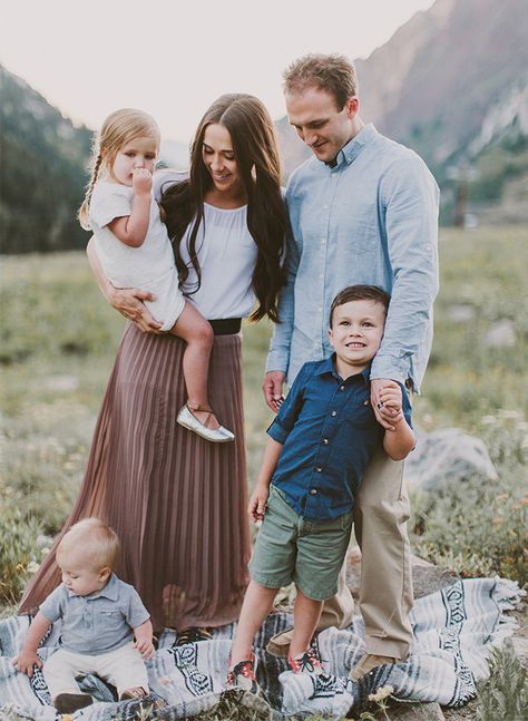 Mountainside Family Photos in Utah filled with adorable moments and super cute outfits – Inspired By This Blanket Family Pictures, Family Photos With Blanket, Fun Family Pictures, Family Portrait Outfits, Flowy Skirts, Summer Family Photos, Fall Family Photo Outfits, House Family, Family Inspiration