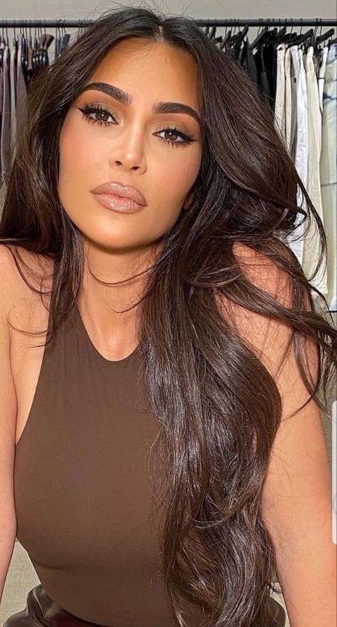 Cabello Color Chocolate, Kim Kardashian Makeup, Kim Kardashian Hair, Kardashian Hair, Brazilian Hair Bundles, Makijaż Smokey Eye, Glamour Makeup, Kardashian Style, Brunette Hair