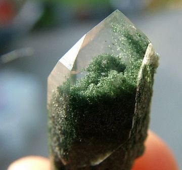 That mysterious green moss stuff in clear quartz ...all about chlorite Gemstone Sculpture, Crystal Seashells, Using Crystals, Rare Crystals, Quartz Mineral, Cool Rocks, Rare Crystal, Phantom Quartz, Rock Collection