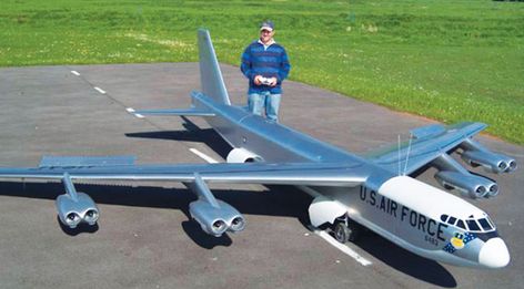 This Is Beyond Incredible. This is one of those videos that might make your jaw drop. You'll probably share our opinion when you see it, as this is one of the biggest RCs we've seen to date. Also, it's a B-52 which makes this even better. Whether or not you're into the RC hobby world, this shoul Radio Control Diy, Kombi Pick Up, Radio Controlled Aircraft, Avion Rc, Radio Control Airplane, B 52 Stratofortress, Radio Control Planes, Radio Controlled Boats, Station Service