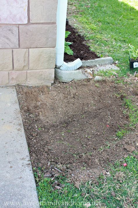 Side Yard Makeover always helpful to see the before pictures Side Of House Landscaping Ideas Simple, Side Yards Ideas Narrow, Side Yard Makeover, Creating Curb Appeal, Flower Bed Borders, Yard Makeover, Cheap Landscaping Ideas, Diy Garden Bed, Side Yard Landscaping