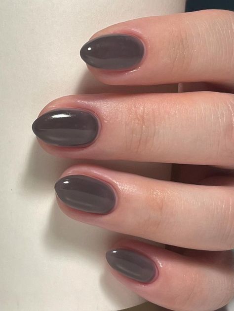 dark gray almond shaped nails Short Dark Gray Nails, Jelly Grey Nails, Gray Sns Nails, Steel Grey Nails, Gray Jelly Nails, Gray Brown Nails, Korean Nails Winter, Grey Color Nails, Grey Jelly Nails