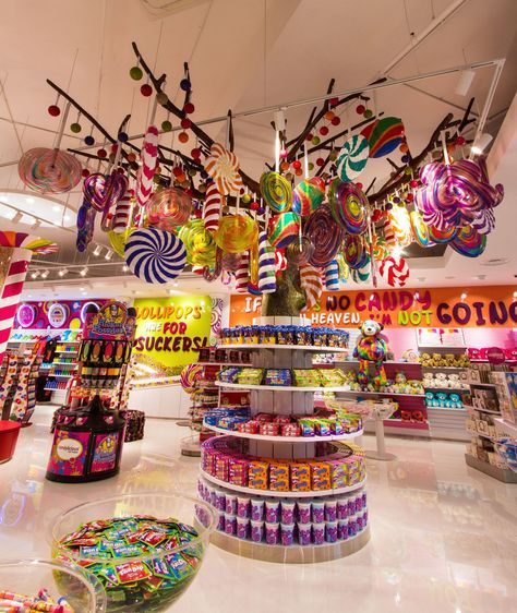 #ChicEats: Candy Stores Around the World  - HarpersBAZAAR.com Candy Store Design, Candy Store Display, Candy Room, Candy Shops, Buffet Dessert, Pastel Cupcakes, Candy Tree, Store Concept, Candy Display