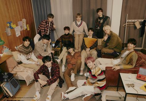 During the filming of "#TreasureMap," sasaeng fans were seen following #TREASURE around. Yg Entertaiment, Squad Pictures, Groups Poster, Baby Park, Purple Wallpaper Iphone, Wallpaper Laptop, Treasure Planet, Seventeen Wallpapers, Treasure Maps