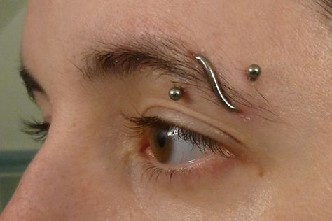 Cool Piercings Men, Double Eyebrow Piercing One Side, Eyeball Piercing, Dainty Face Piercings, Double Eyebrow Piercing, Piercing Designs, Eyebrow Piercings, Piercing Bouche, Piercing Eyebrow