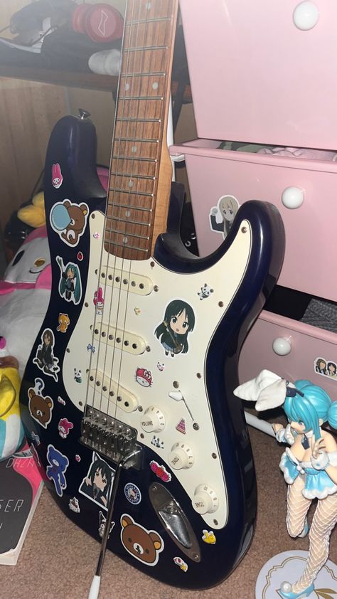 Sanrio Electric Guitar, Hatsune Miku Guitar, Miku With Guitar, Guitars With Stickers, Electric Guitar Anime, K On Aesthetic, Cute Guitars, Cute Electric Guitar, Kawaii Guitar