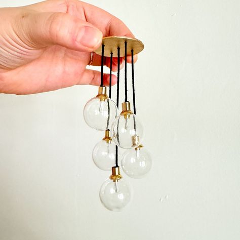 Dollhouse DIY Lighting Ideas and Materials — Martin Goes Mini Dollhouse Lighting Diy, Diy Lighting Ideas, Kersfees Idees, Dollhouse Chandelier, Dollhouse Modern, Making Miniatures, Led Can Lights, Doll Miniatures, Dollhouse Lighting