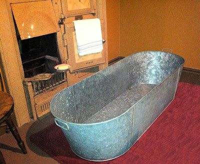 Bath in front of the fire Old Bathtubs, Tin Tub, Tin Bath, Dream Farmhouse, Vintage Tub, Victorian Interiors, Park Homes, Bathtubs, The 50s