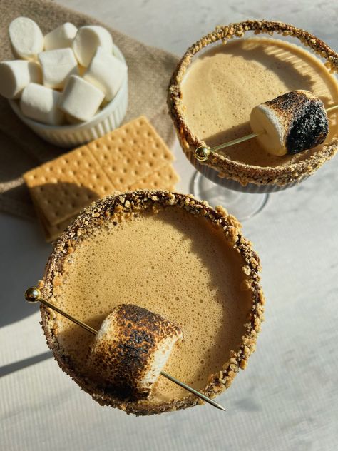 Toasted Marshmallow Espresso Martini, Smores Espresso Martini, S’mores Espresso Martini, Spooky Espresso Martini, S’mores Martini Recipe, Espresso Martini Cake, Smores Martini Recipe, Smores Martini, Marshmallow Vodka