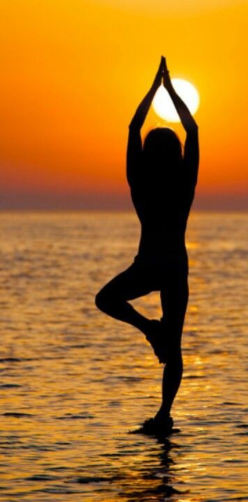 Instead of silhouette, the clothing would be the focus. But I do love that she is level with the water Yoga Kunst, Yoga On The Beach, Yoga Nature, Yoga Kundalini, Silhouette Photography, Sup Yoga, Yoga Pictures, Tree Pose, Yoga Body