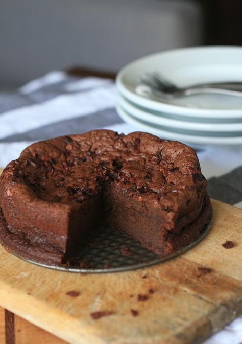 David Lebovitz's flourless chocolate Racines cake Cool Recipes, Flourless Chocolate Cake Recipe, Gluten Free Ice Cream, David Lebovitz, Flourless Cake, Flourless Chocolate Cake, Cake Girl, Chocolate Chip Cake, Espresso Beans