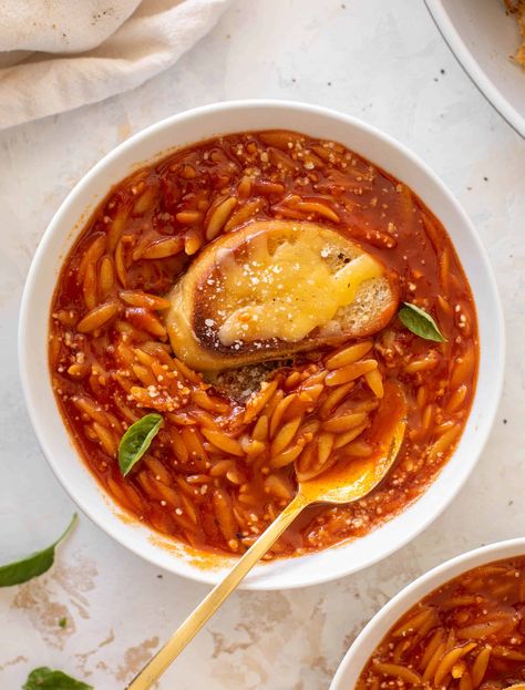 tomato orzo soup with crunchy cheddar toasts Pomegranate Salmon, Tomato Orzo Soup, Clean Soup, Toasted Orzo, Farro Bowl, Tomatoe Soup, Pesto Meatballs, Tomato Orzo, Pumpkin Protein Pancakes