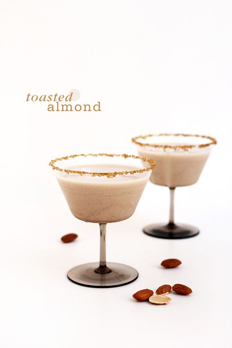 Vanilla Vodka And Amaretto, Toasted Almond Martini, Almond Cocktails, Sanding Sugar, Winter Cocktail, Coffee Liqueur, After Dinner Drinks, Vanilla Vodka, Winter Cocktails