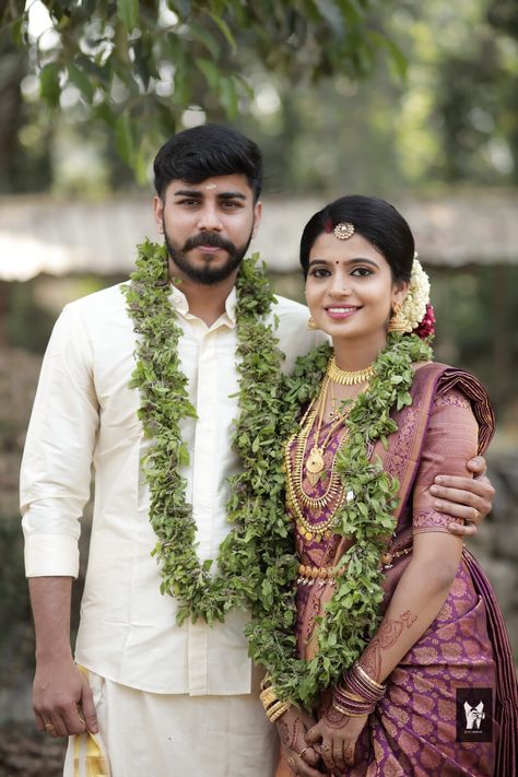 Hindu Marriage Couple Photography, Kerala Hindu Wedding Photos, Temple Shoot, Marriage Pics, Hindu Wedding Photos, Marriage Poses, Marriage Images, Traditional Photography, Dress Png