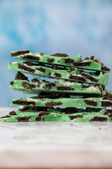 Oreo Christmas Bark, Mint Oreo Bark, Oreo Bark Recipe, Mint Mousse, Christmas Fudge Recipes Easy, Mint Bark, Baked Gifts, Oreo Bark, Homemade Candy Bars