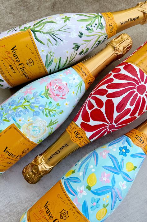 Hand Painted Bottles Diy, Painted Bourbon Bottle Wedding, Christmas Painted Bottles, Painted Prosecco Bottle, Painted Whiskey Bottles, Painted Champagne Bottle Graduation, Painted Champagne Bottle Birthday, Painted Alcohol Bottles, Painted Champagne Bottle Wedding