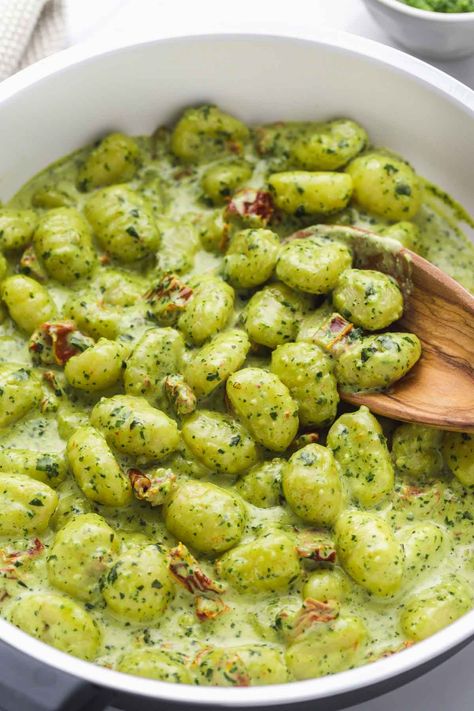 15-Minute Creamy Pesto Gnocchi Recipe - Little Sunny Kitchen Creamy Pesto Gnocchi, Gnocchi Recipes Healthy, Resep Oatmeal, Gnocchi Pesto, Pesto Gnocchi, Gnocchi Dishes, Homemade Comfort Food, Sweet Potato Gnocchi, Creamy Pesto