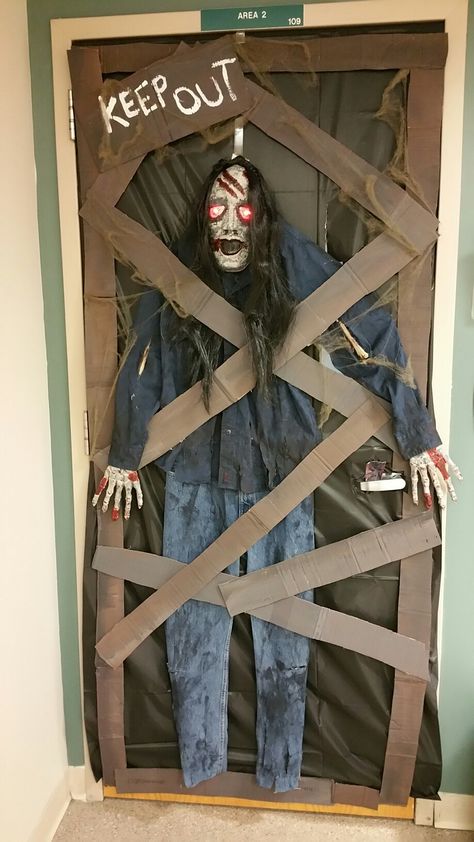 Scary Halloween door decoration Heloween Decoration Office, Scary Doors For Halloween, Halloween Door Decorations Classroom Scary, Haunted Door Decorations, Diy Office Halloween Decorations, Scary Office Decorations, Tremors Halloween Decoration, Spooky Door Ideas, Creepy Door Decorations