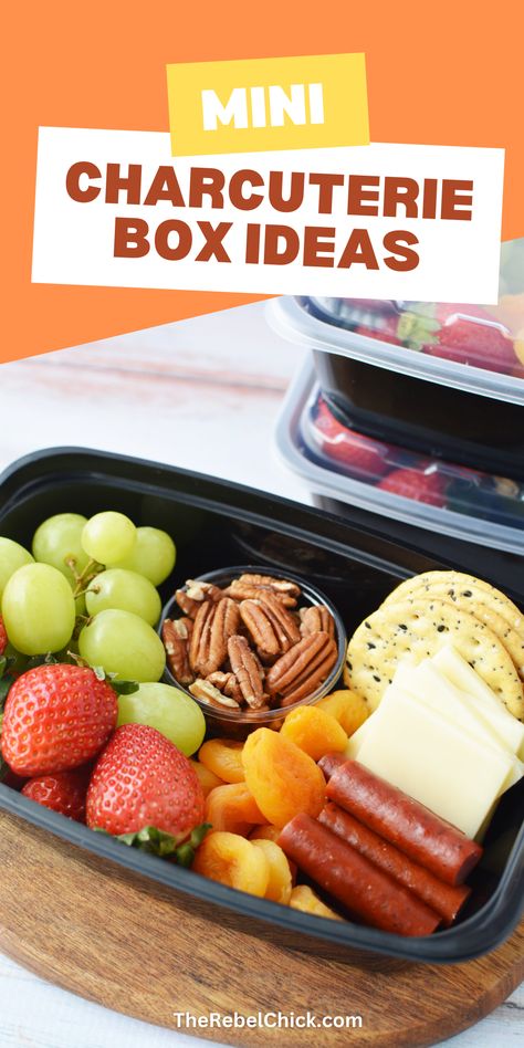 Lunch Box Charcuterie Board, Individual Appetizer Boxes, Individual Mini Charcuterie Box Ideas, Charcuterie Lunch Box Ideas Healthy, Lunchbox Charcuterie Board Ideas, Mini Chucuttery Board Ideas, Diy Graze Box Ideas, Travel Charcuterie Box Ideas, Charcuterie Container Ideas