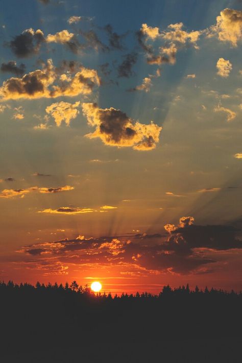 Morning sunshine wIth crepuscular rays. Crepuscular Rays, Beach Sunset Wallpaper, Fashion Gal, Sky Photography Nature, Image Nature, Sky Pictures, Sunset Nature, Sky View, Sunset Wallpaper