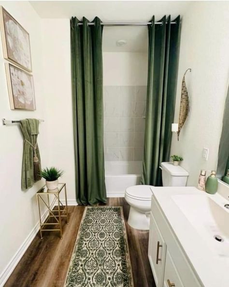 Dark Green Bathrooms, Green Bathroom Decor, Green Shower Curtains, Restroom Decor, Bathroom Decor Apartment, Gorgeous Bathroom, Bathroom Inspiration Decor, Apartment Bathroom, Apartment Decor Inspiration