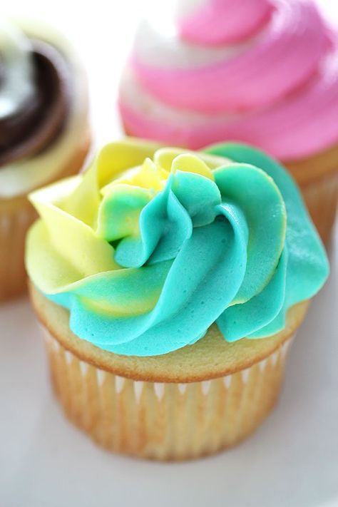 3 EASY Ways to Make Swirled Cupcake Frosting Cupcake Frosting Designs, How To Ice Cupcakes, Icing Flavors, Easy Cupcake Frosting, Cupcake Frosting Techniques, Frosting Designs, Cupcake Decorating Techniques, Frosting Ideas, Cupcake Piping